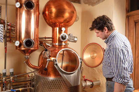 Man in front of distillery - copper
の写真素材