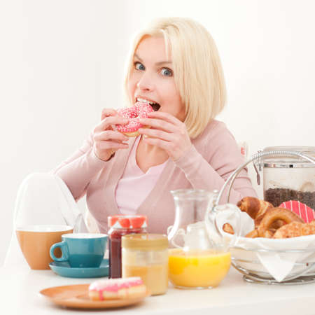 Young and beautiful woman having breakfast in the morning
の写真素材