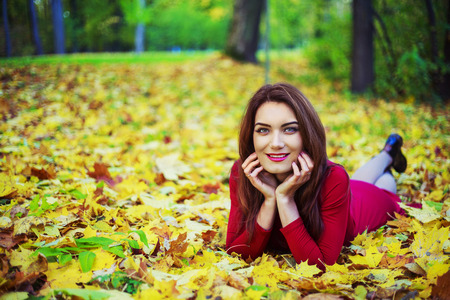 beautiful young woman in the autumn parkの写真素材