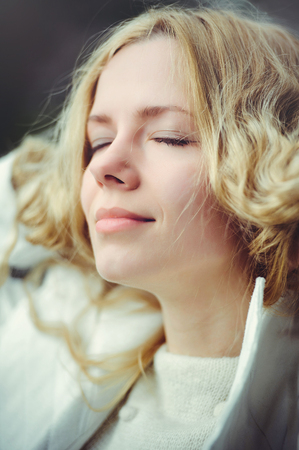Outdoor fashion photo of a beautiful young blue-eyed woman. Spring sunny color. beautiful blonde girl in sunny colors. Perfume with the aroma of spring and summer. Perfumes and beauty.の写真素材