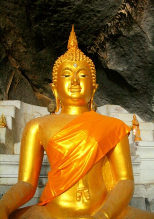 gold buddha statue in the caveの写真素材