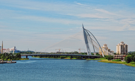 Seri Perdana Bridge in Putrajaya. It is a 370m long bridge which is built across the Putrajaya Lake in Putrajaya, Malaysia's federal administrative centre.のeditorial素材