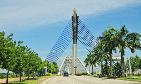 Seri Perdana Bridge in Putrajaya. It is a 370m long bridge which is built across the Putrajaya Lake in Putrajaya, Malaysia's federal administrative centre.のeditorial素材