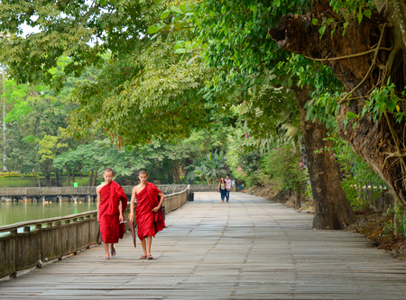 YANGON, MYANMAR - JANUARY 14, 2015. Unidentified monks walk around Kandawgyi Lake and Kandawgyi Nature Park in Yangon, Myanmar.のeditorial素材