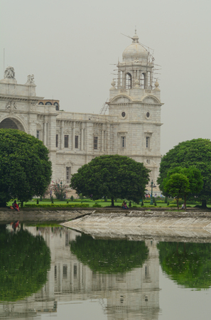 View of the Victoria Memorial and its reflection in the water feature in the foreground. Built by the British during colonial times it is a prominent feature in Kolkata.のeditorial素材