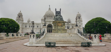 Statue of Queen Victoria in front of Victoria Memorial. The building was built as a palace for Queen Victoria, Kolkata, Calcutta, West Bengal, India.のeditorial素材