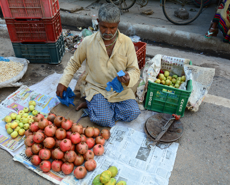 DELHI, INDIA - AUG 5, 2015. Unidentified men sell fruits from a stall in Delhi, India. Street vendors are widely spread through out the city.のeditorial素材