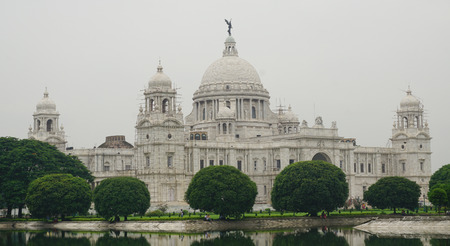 View of the Victoria Memorial and its reflection in the water feature in the foreground. Built by the British during colonial times it is a prominent feature in Kolkata.のeditorial素材
