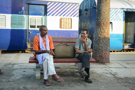 DELHI, INDIA - AUG 26, 2015. Passengers waiting for commuter trains bound for New Delhi at Shivaji Bridge station. Many of the 25 million people living in Greater Delhi commute from the suburbs.のeditorial素材
