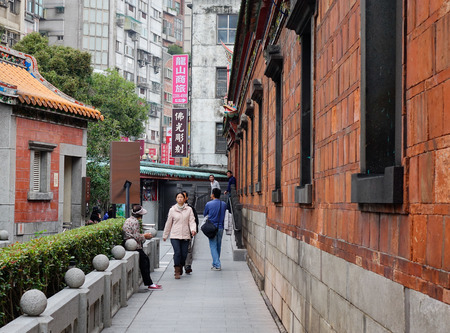 TAIPEI, TAIWAN - JAN 5, 2016. Many people with believers come to Longshan Temple. Lungshan Temple is seen as an emblematic example of Taiwanese classical architecture.のeditorial素材