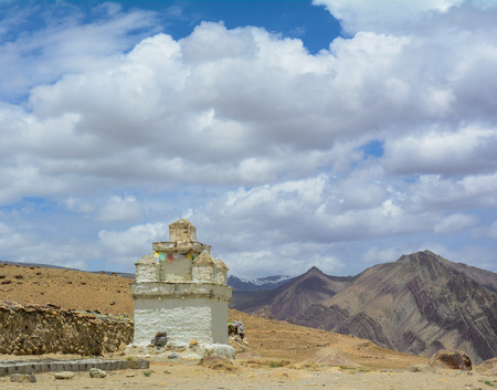 A white stupa at the Tibetan monastery in Ladakh, Jammu & Kashmir, northern India. The Ladakh region was bifurcated into the Kargil and Leh districts in 1979.のeditorial素材