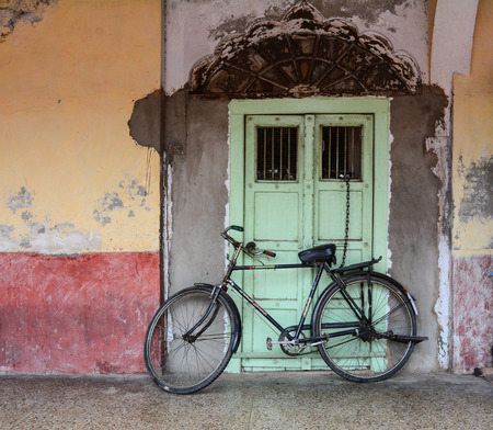Delhi, India - Jul 26, 2015. A bicycle parking at an old house in Old Delhi, India. Delhi is the capital of India and the second most populated city in the country.のeditorial素材