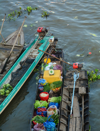 Soc Trang, Vietnam - Feb 2, 2016. Wooden boats docking at the floating market in Soc Trang, Vietnam. Soc Trang is an important centre for the Khmer people in southern Vietnam.のeditorial素材