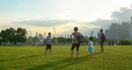 Singapore - Mar 12, 2016. People enjoy at the green park in Singapore. As of mid-2015, the estimated population of Singapore was 5,535,000 people.のeditorial素材
