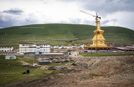 Sichuan, China - Aug 18, 2016. Construction site at Yarchen Gar Monastery in Garze Tibetan, Sichuan, China. Yarchen Gar is the largest concentration of nuns and monks in the world.のeditorial素材