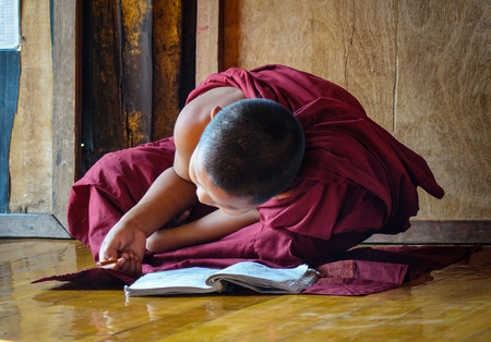 Nyaungshwe, Myanmar - Feb 14, 2016. A novice monk studying at Shwe Yan Pyay Monastery in Nyaungshwe, Myanmar. Nyaungshwe is a township of Taunggyi in the Shan State of Myanmar.のeditorial素材