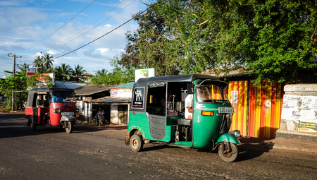 Colombo, Sri Lanka - Sep 5, 2015. Tuk-tuk taxis running on street in Colombo, Sri Lanka. Colombo is the commercial capital and largest city of Sri Lanka, with a population of 5.6 million.のeditorial素材