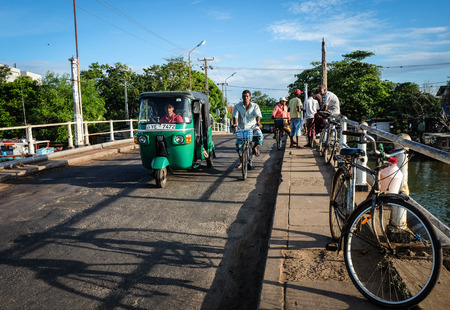 Colombo, Sri Lanka - Sep 5, 2015. People and vehicles on street in Colombo, Sri Lanka. Colombo is the commercial capital and largest city of Sri Lanka, with a population of 5.6 million.のeditorial素材
