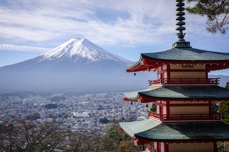 View of Mount Fuji from Chureito Pagoda at sunny day.のeditorial素材