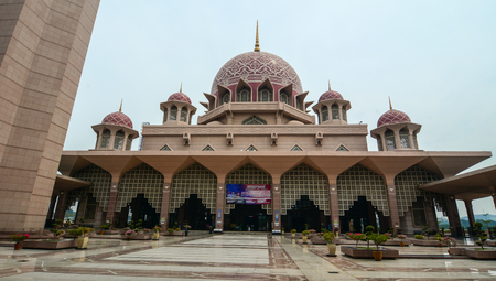 Putra Mosque at downtown in Putrajaya, Malaysia. The mosque is one of the famous landmark in Putrajaya, Malaysia.のeditorial素材