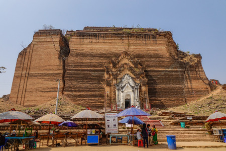 Mandalay, Myanmar - Feb 21, 2016. Facade of Pa Hto Taw Gyi pagoda in Mandalay, Myanmar. The Pahtodawgyi is an incomplete monument stupa in Mingun.のeditorial素材