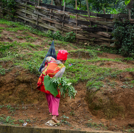 Sa Pa, Vietnam - May 31, 2016. A Hmong woman with her child in Sa Pa, Vietnam. Sa Pa is a mountain town in Lao Cai, northwestern Vietnam.のeditorial素材