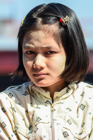 Bagan, Myanmar - Feb 17, 2016. A Burmese girl with thanaka paste on her face in Bagan, Myanmar. Thanaka is a yellowish-white cosmetic paste made from ground bark.のeditorial素材