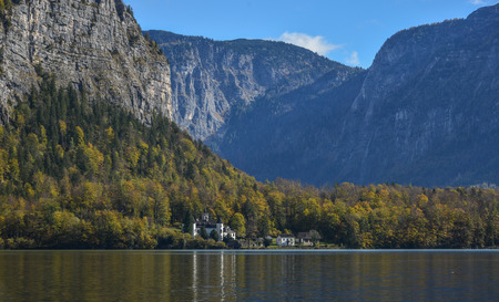 Beautiful lake scenery at autumn day in Hallstatt, Austria.のeditorial素材