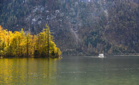 Beautiful lake scenery at autumn day in Hallstatt, Austria.のeditorial素材