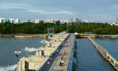 Singapore - Mar 12, 2016. People walking on Marina Barrage in Singapore. The Marina Barrage is a dam in Singapore built at the confluence of five rivers.のeditorial素材