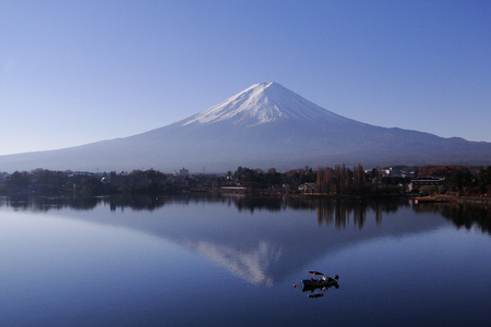 Mount Fuji - an iconic of Japan, with Lake Kawaguchi in sunny day.のeditorial素材