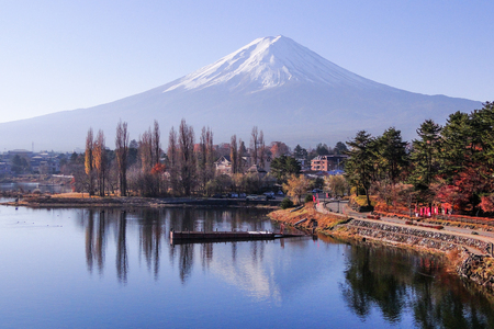 Mount Fuji - an iconic of Japan, with Lake Kawaguchi in sunny day.のeditorial素材