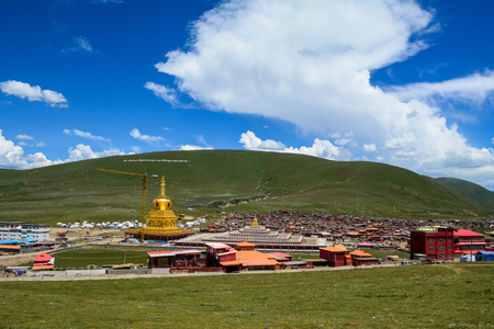 Yarchen Gar Monastery in Garze Tibetan, Sichuan, China. Yarchen Gar is the largest concentration of nuns and monks in the world.のeditorial素材