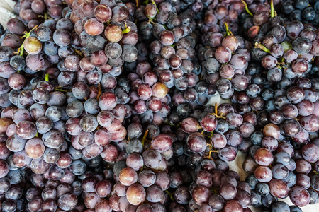 Fresh red grape at local market in Chengdu, China.のeditorial素材