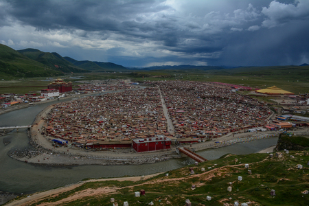 Yarchen Gar Monastery in Garze Tibetan, Sichuan, China. Yarchen Gar is the largest concentration of nuns and monks in the world.のeditorial素材