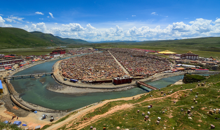 Yarchen Gar Monastery in Garze Tibetan, Sichuan, China. Yarchen Gar is the largest concentration of nuns and monks in the world.のeditorial素材