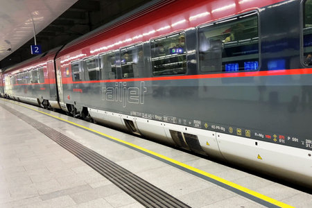 Austria Vienna. Passenger train Railjet arrive at the railway station platform. OBB, Indoorのeditorial素材