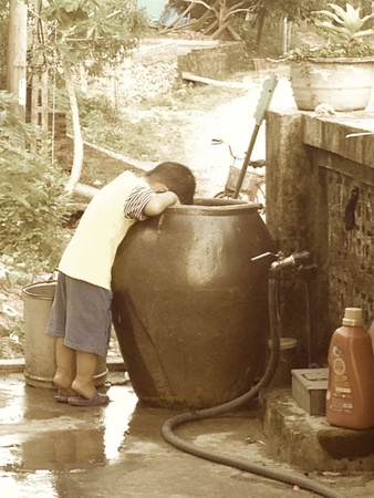 Children playing waterの素材