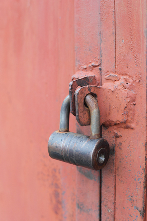 padlock on the red garage gateの写真素材