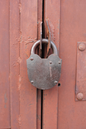 padlock on the red garage gateの写真素材