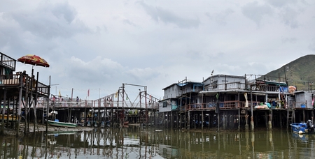 Fishing village Tai O in Hong Kong with traditional pile dwellings and mountains in the background.のeditorial素材