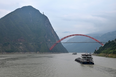 The Wushan Yangtze River Bridge in the Three Gorges of Chongqing in China.のeditorial素材