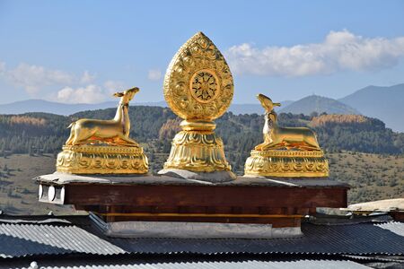 Folden statues on the roofs of Guishan Temple in Shangri La town in Yunnan Province in China.の写真素材