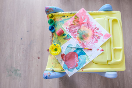 Toddler drawing at tableの写真素材