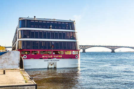 Saratov, Russia - October 21, 2020: The stern of the cruise ship "Mustai Karim". A road bridge between the cities of Saratov and Engels on the Volga River. City pierのeditorial素材