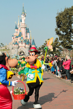 DISNEYLAND PARIS - MARCH 11, 2016 :some characters of walt disney in the spring Parade, Goofy and Clarabellaのeditorial素材