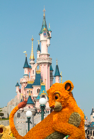 DISNEYLAND PARIS - MARCH 11, 2016 sleeping beauty castle with lion king made of flowers in frontのeditorial素材