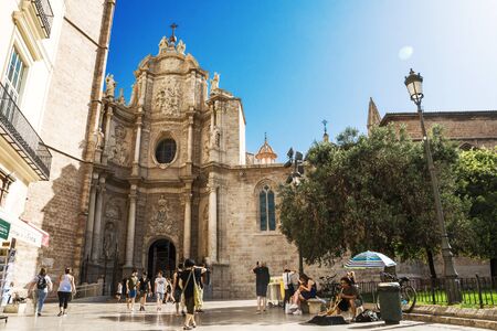 Valencia, Spain - 07/21/2019 - Valencia Cathedral Plaza De La Reina Located in the heart of the old town area of Valencia. It is a beautiful square, with flowers in the middle, and cafes, restaurants.のeditorial素材