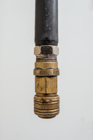 Air quick coupling on hose end worn out.
