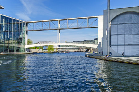 Berlin, Germany - April 22, 2018: River Spree and the prestressed concrete footbridge Mierscheid-Steg with the asymmetrical box section connecting the parliament new buildings Paul-Loebe House to the left with the Marie-Elisabeth-Lueders House to the righのeditorial素材